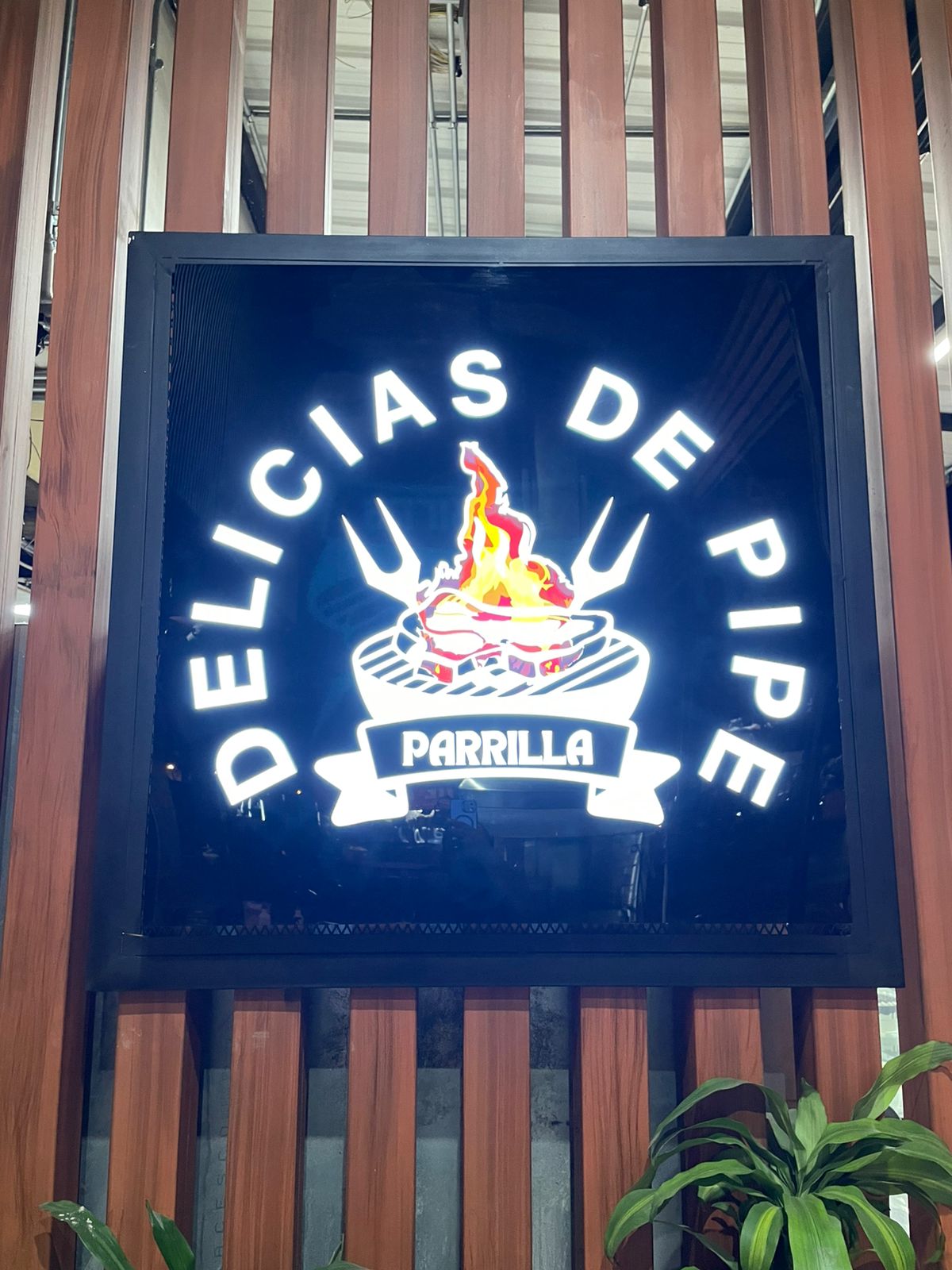 Aviso iluminado del local