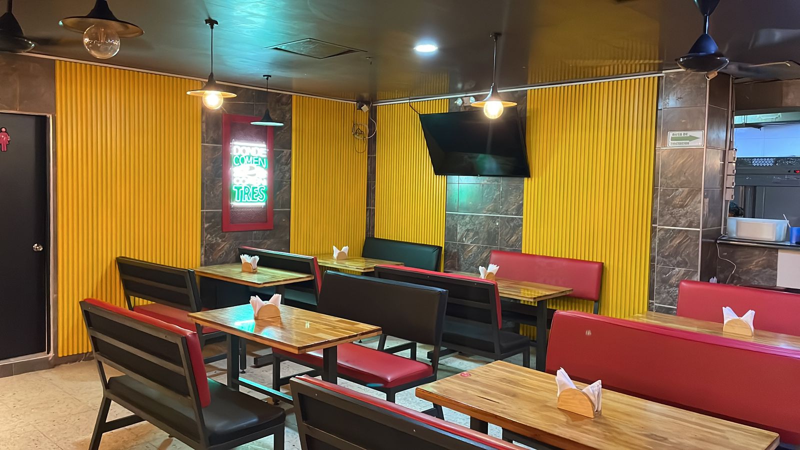 Zona de mesas amarillas